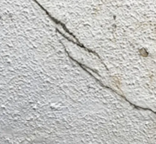 塗り壁が割れた